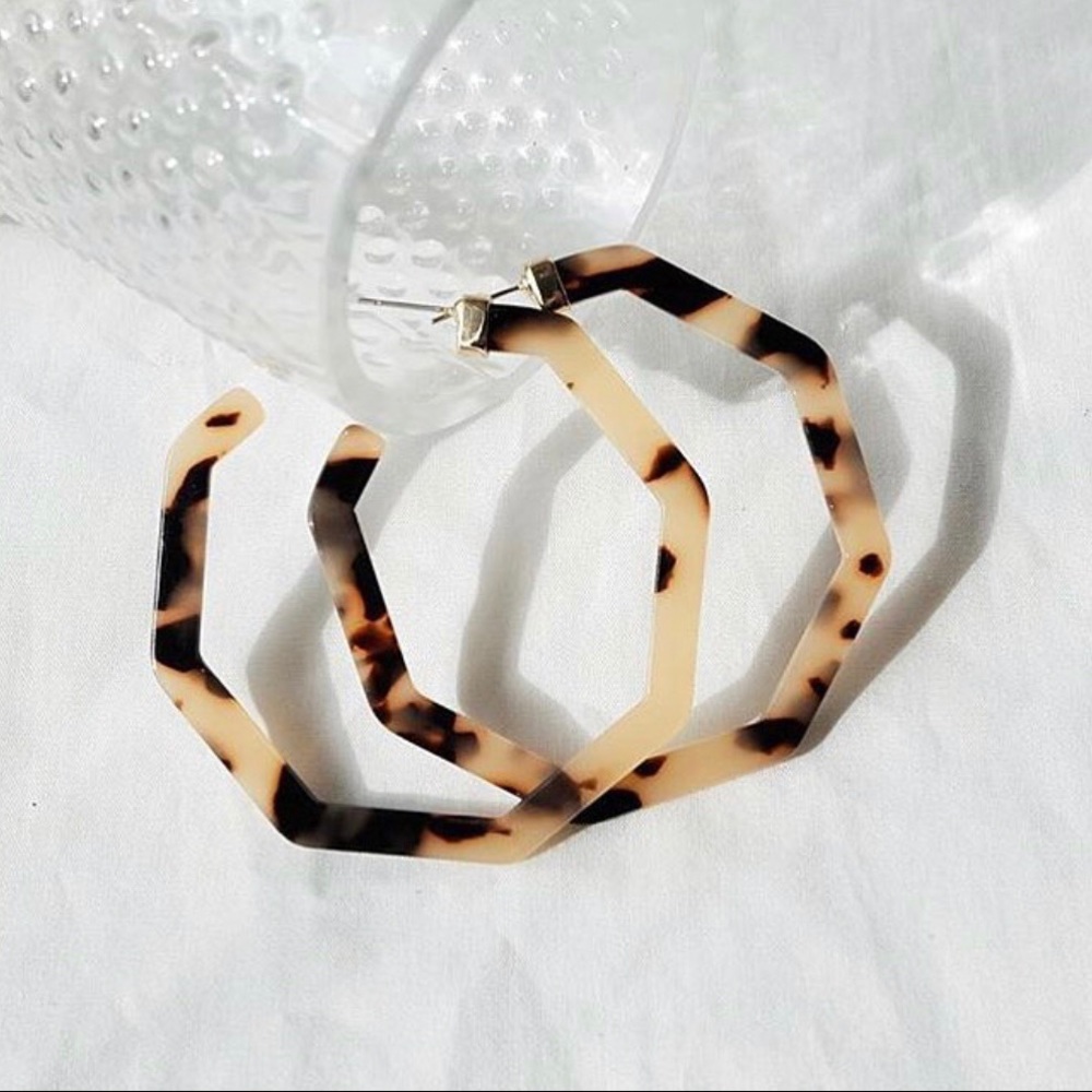 Large Devri Resin Blonde Tortoise Hoop Earrings - Picture 3 of 6